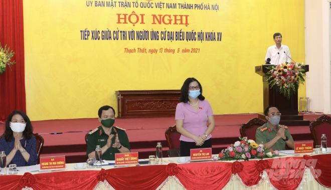 Ứng cử viên Nguyễn Thị Lan trả lời cử tri. Ảnh: HG. Toàn cảnh buổi hội nghị. Ảnh: HG.