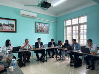 Giáo sư Patrick Kestemont, Đại học Namur, làm việc với Khoa Thủy sản